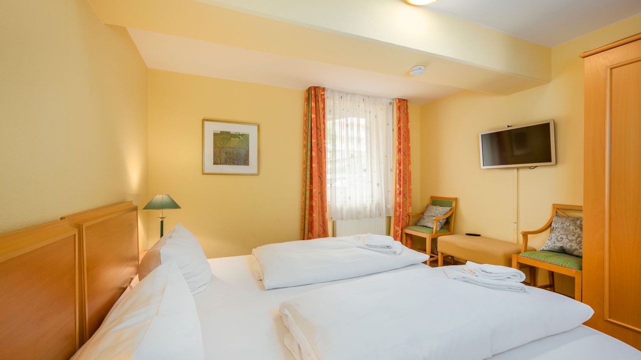 Schlafzimmer mit Doppelbett und Flatscreen TV - gbmv0-01 - Großenbrode Schlafzimmer mit Doppelbett und Flatscreen TV - gbmv0-01 - Großenbrode
